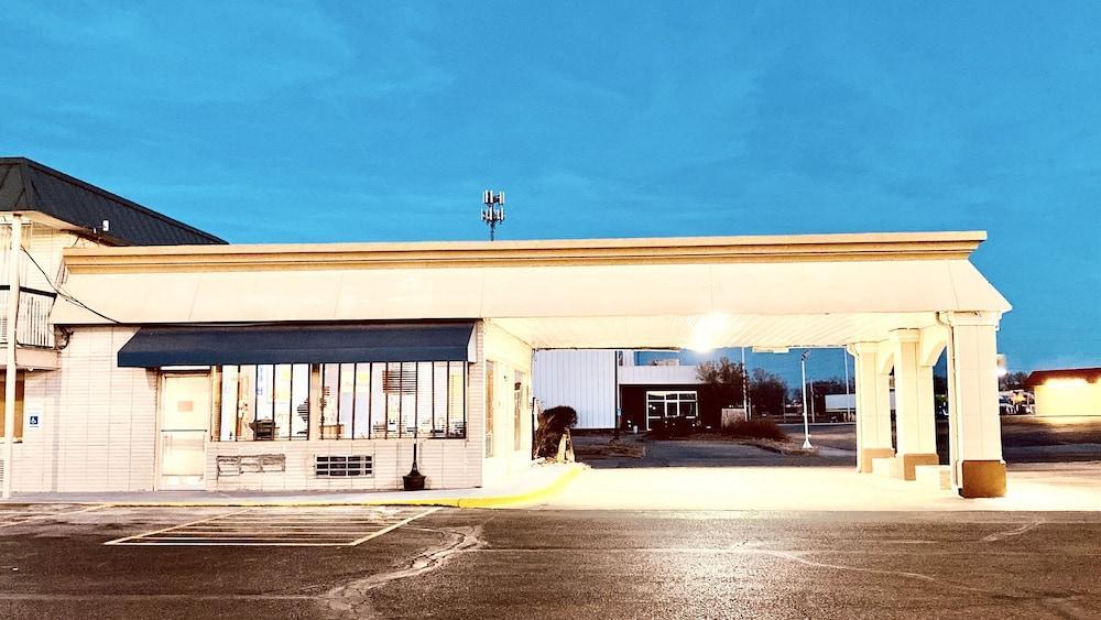 Days Inn By Wyndham Salina South Exterior photo