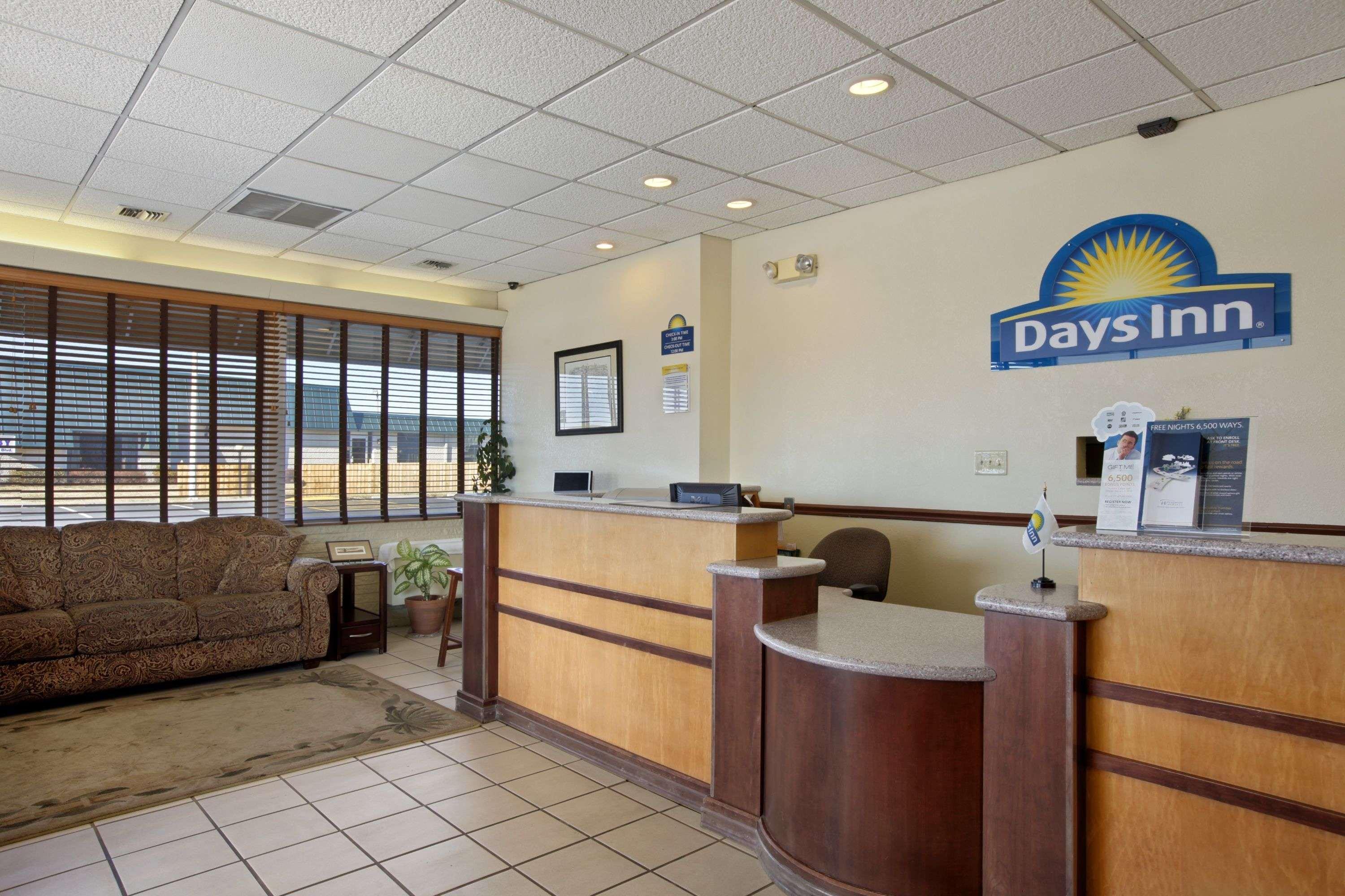 Days Inn By Wyndham Salina South Exterior photo