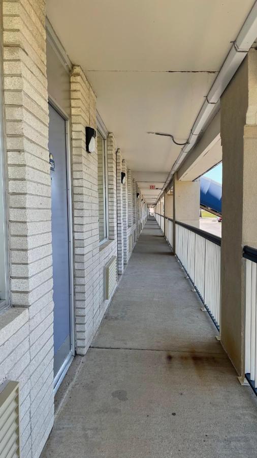 Days Inn By Wyndham Salina South Exterior photo