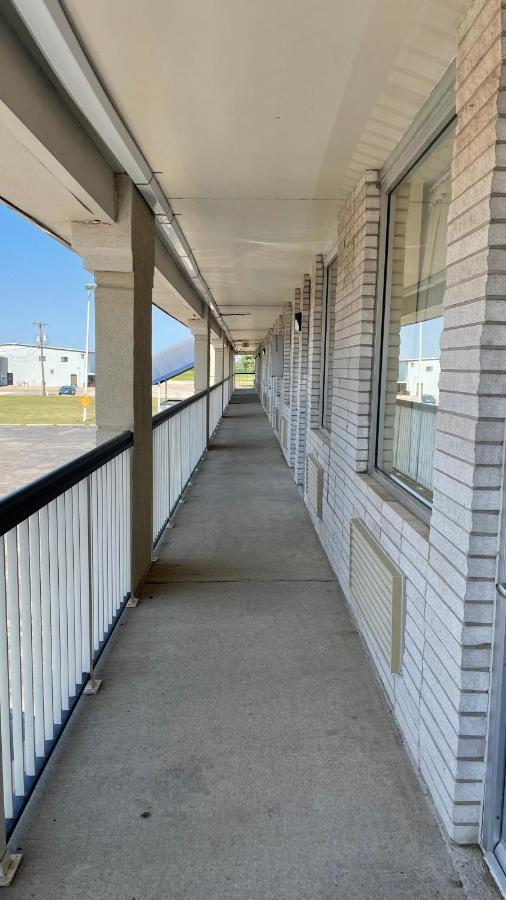Days Inn By Wyndham Salina South Exterior photo
