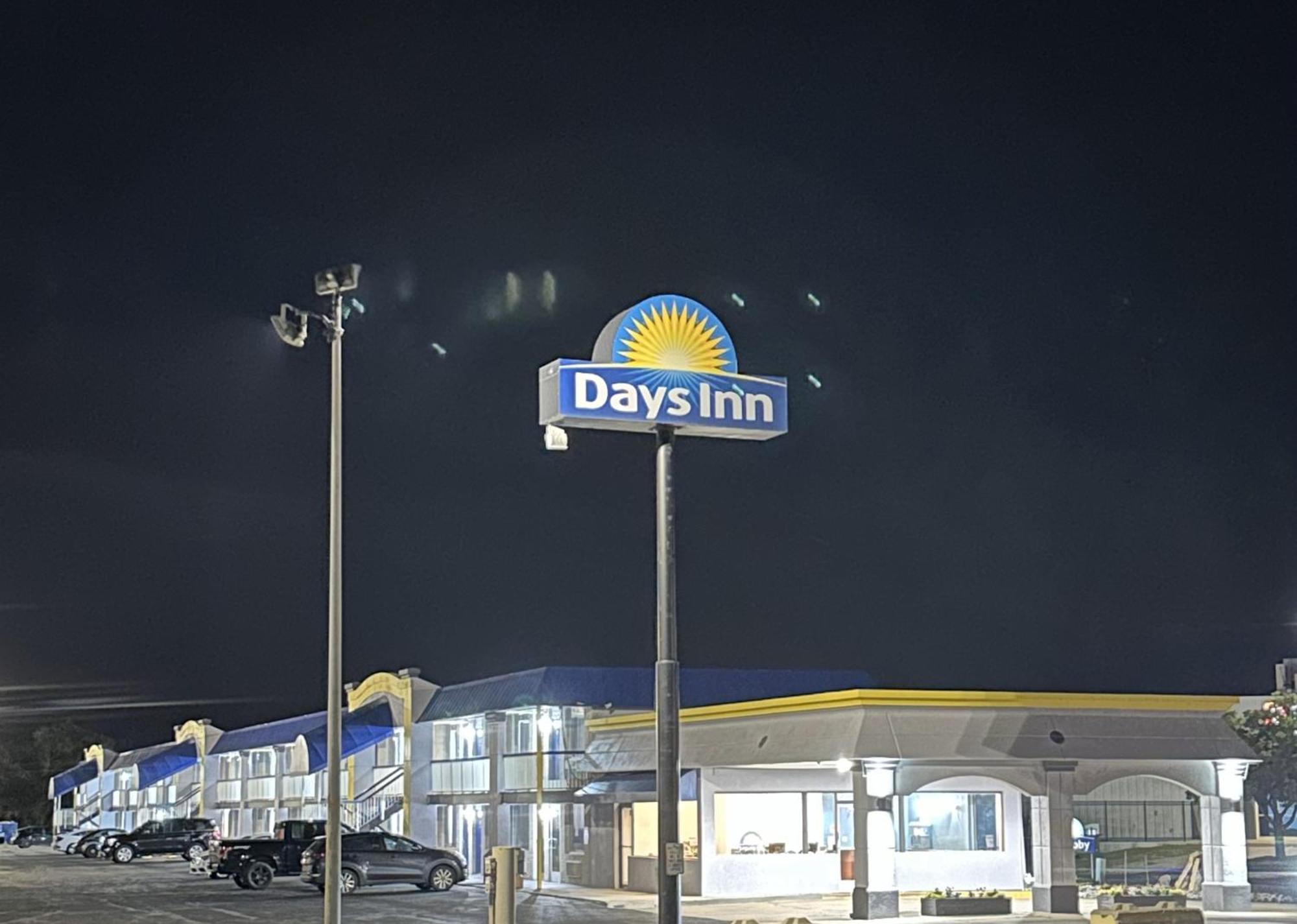 Days Inn By Wyndham Salina South Exterior photo