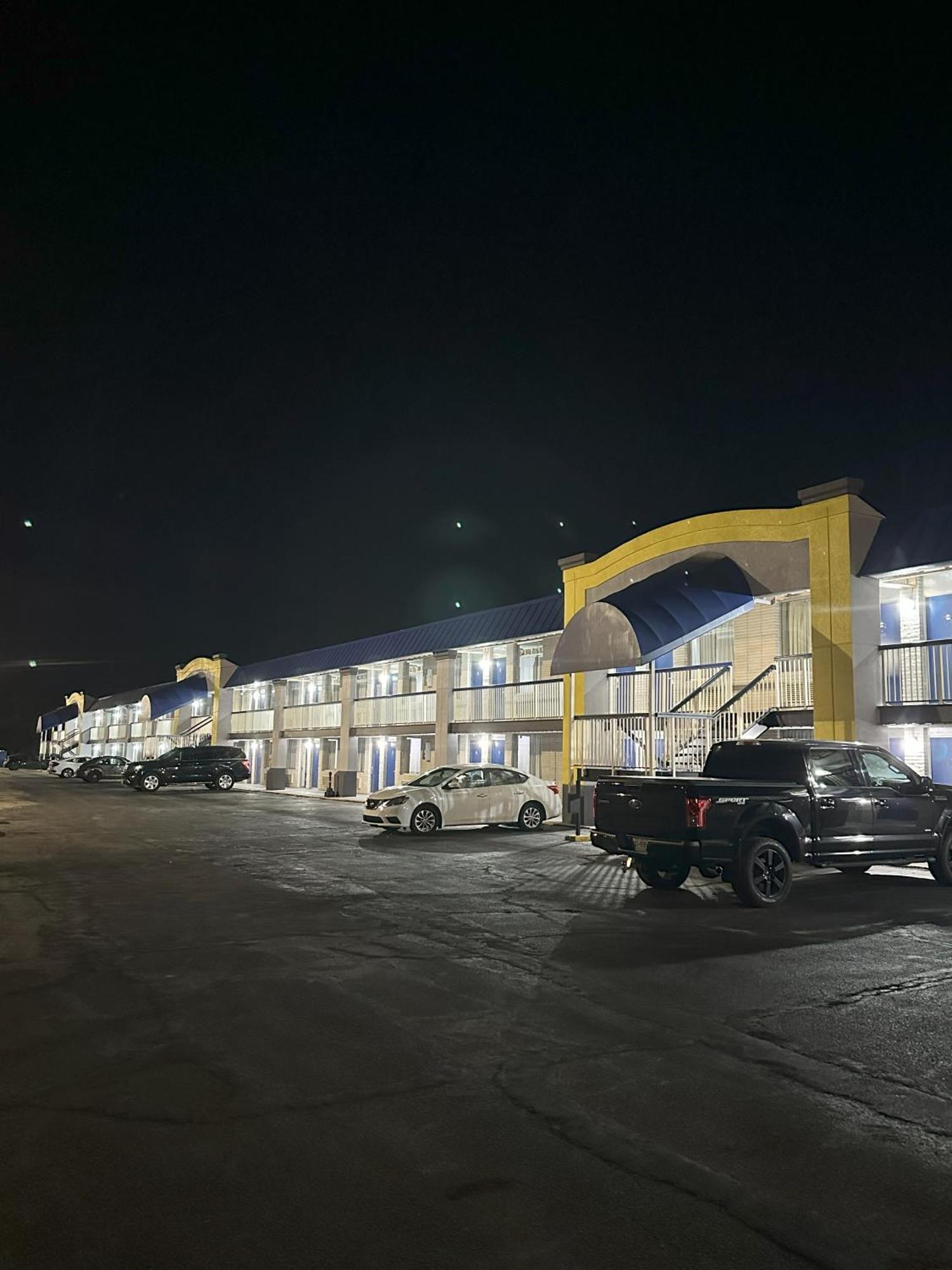 Days Inn By Wyndham Salina South Exterior photo